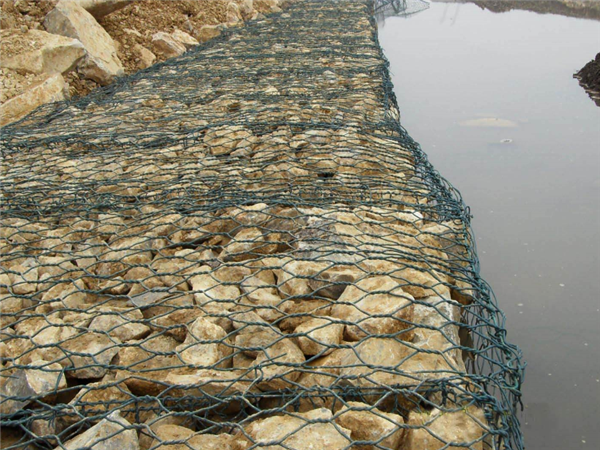 包塑石笼网在生态护岸河道治理中至关重要